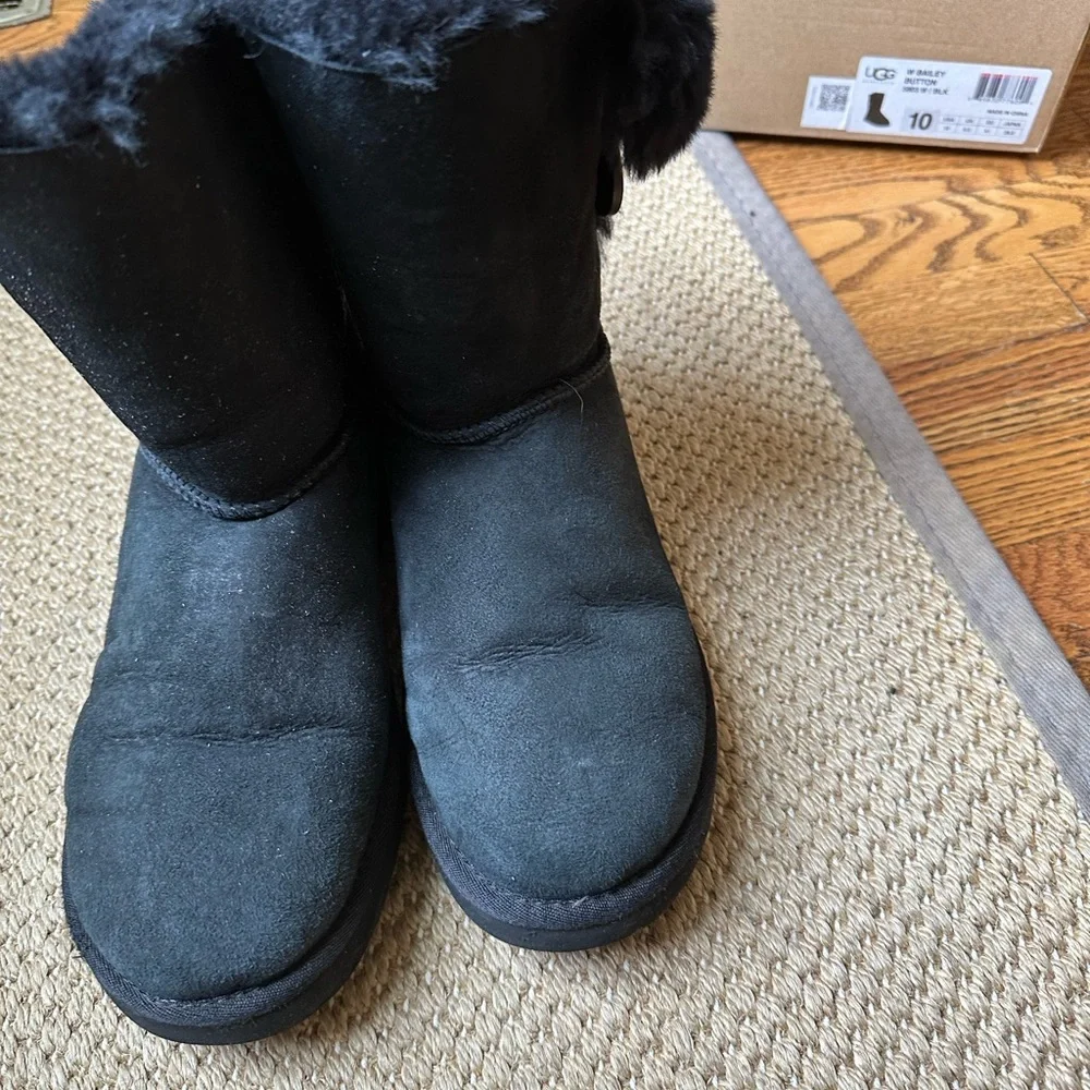 UGG black Bailey Button pull on boot.  size 10.  Boxed - Picture 14 of 14